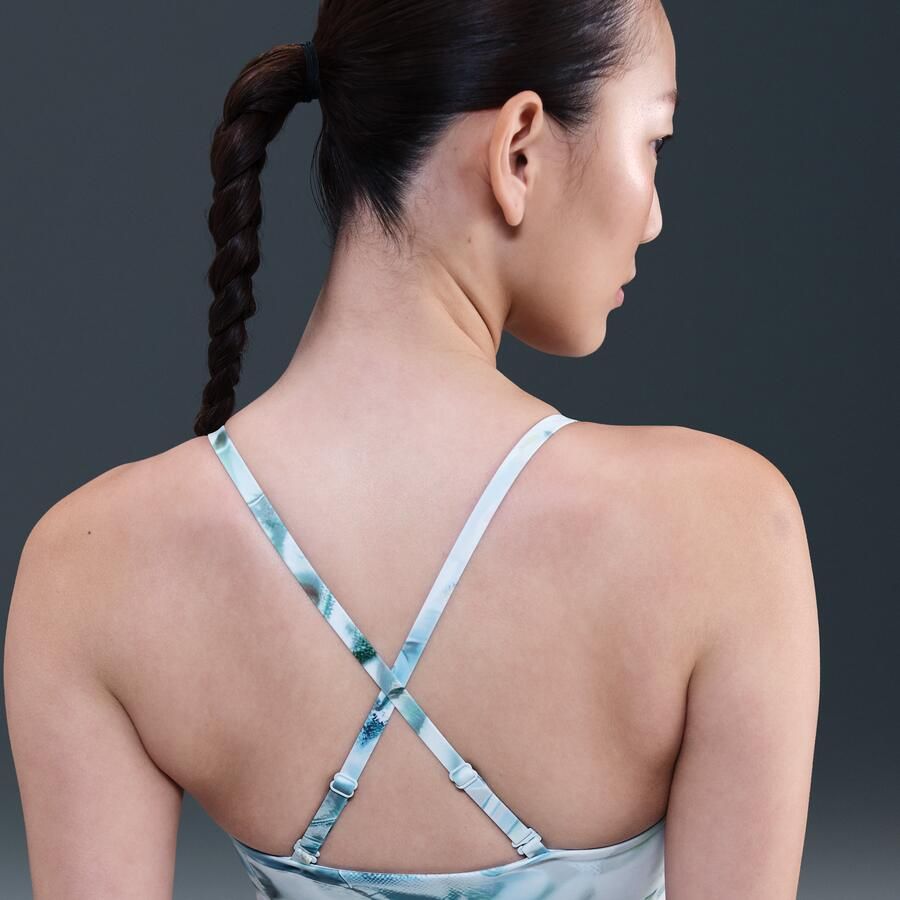 Nike Indy Women's Artist Collection gewatteerde sport-bh met wikkeleffect en lichte ondersteuning Blauw