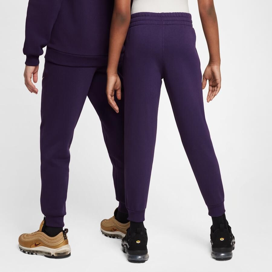 Nike Kylian Mbappé Club Fleece voetbaljoggingbroek voor kids Paars