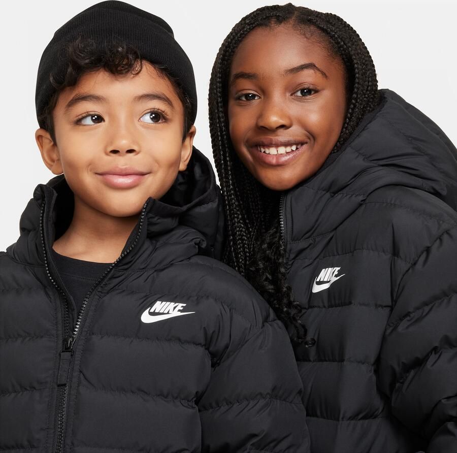 Nike Sportswear Lightweight Synthetic Fill ruimvallend kinderjack met capuchon Zwart - Foto 2