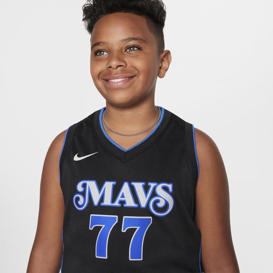 Nike Luka Dončić Dallas Mavericks 2023 24 City Edition Swingman NBA-jersey met Dri-FIT voor kids Zwart