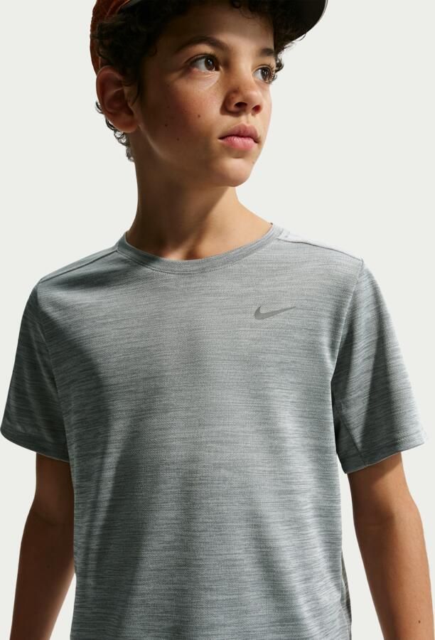 Nike Miler Dri-FIT top met korte mouwen voor kids Grijs - Foto 3