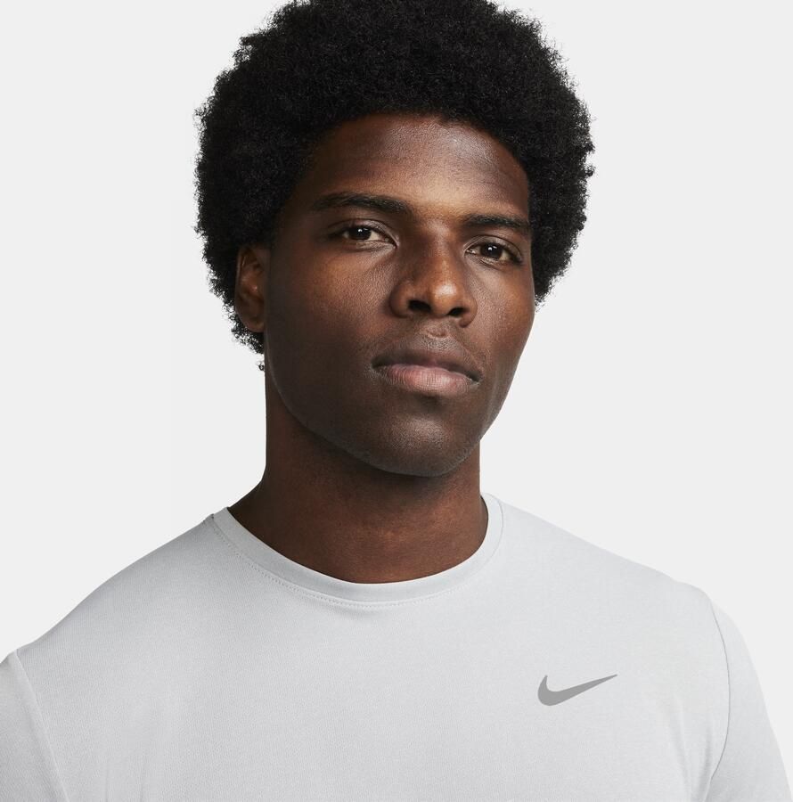 Nike Miler UV hardlooptop met korte mouwen en Dri-FIT voor heren Grijs