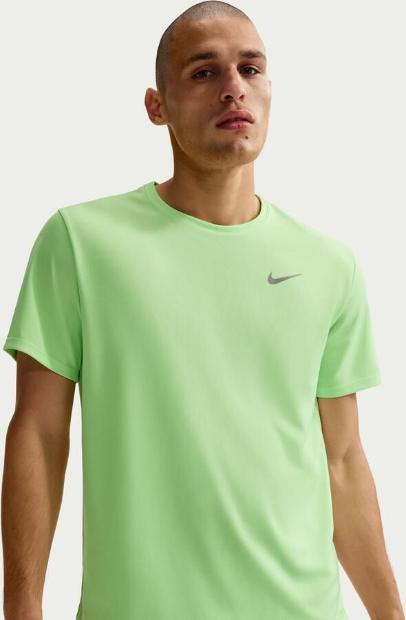 Nike Miler UV hardlooptop met korte mouwen en Dri-FIT voor heren Groen - Foto 4