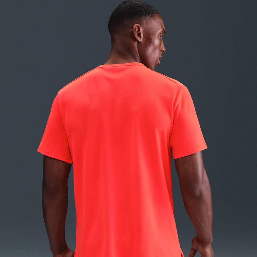 Nike Miler UV hardlooptop met korte mouwen en Dri-FIT voor heren Rood