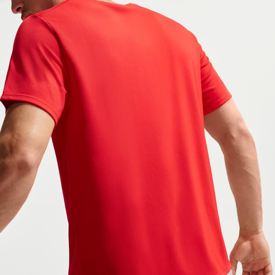 Nike Miler UV hardlooptop met korte mouwen en Dri-FIT voor heren Rood