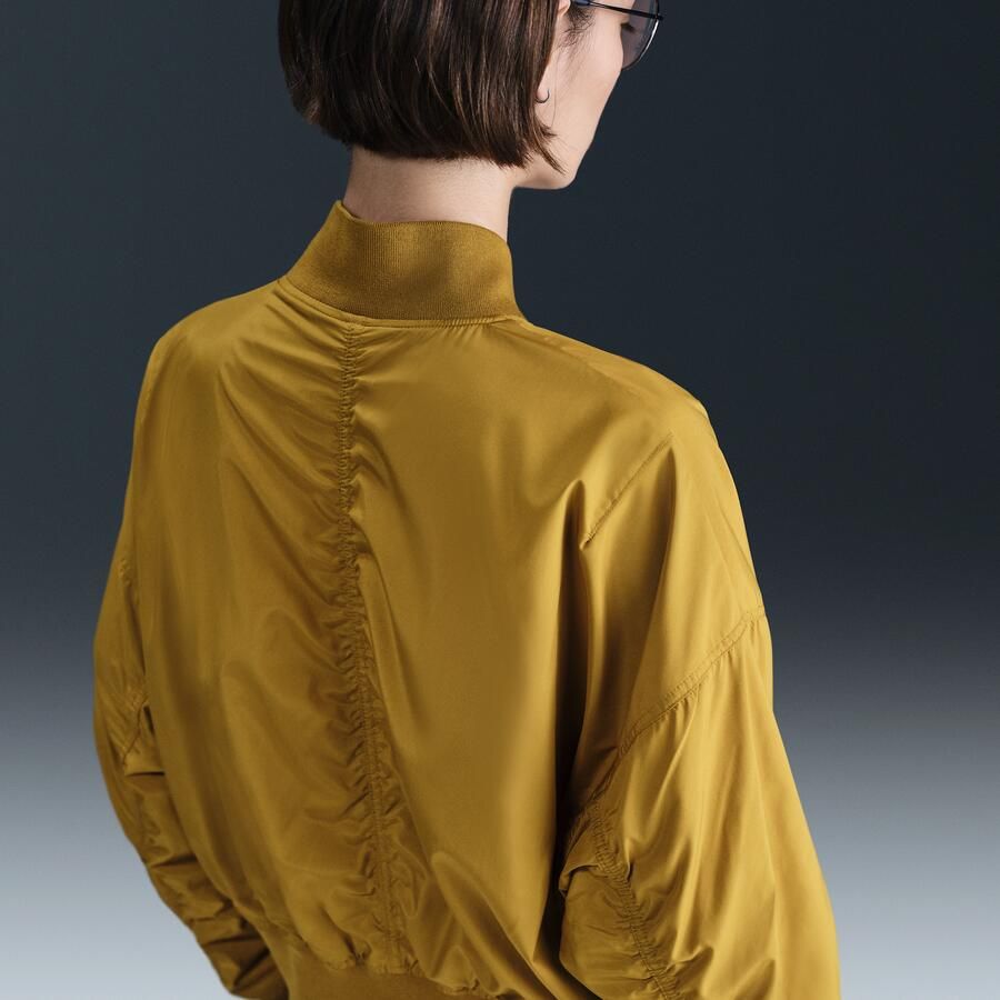 Nike Nederland essential oversized voetbalbomberjack voor dames Bruin