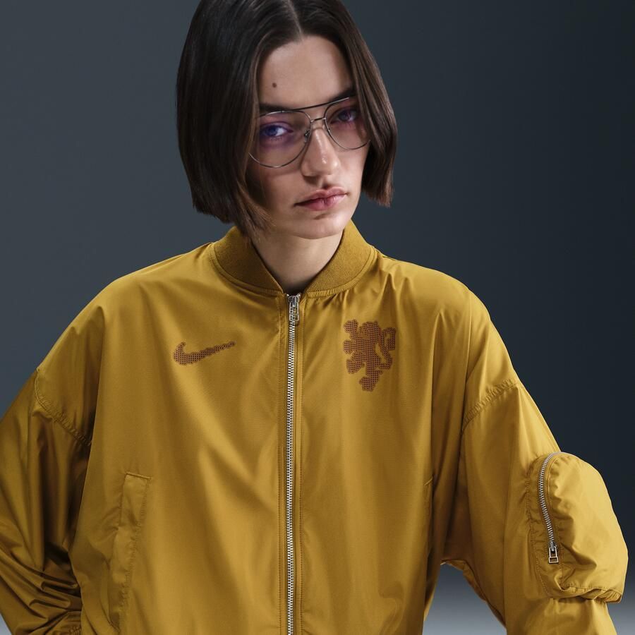 Nike Nederland essential oversized voetbalbomberjack voor dames Bruin - Foto 2