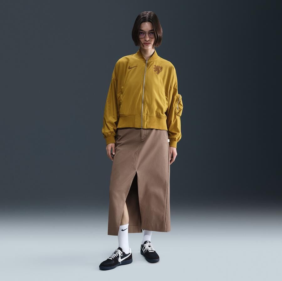 Nike Nederland essential oversized voetbalbomberjack voor dames Bruin - Foto 3