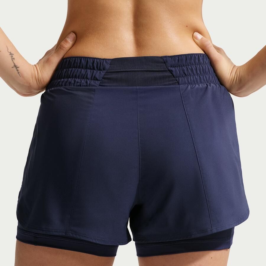 Nike One Dri-FIT 2-in-1 damesshorts met halfhoge taille (8 cm) Blauw