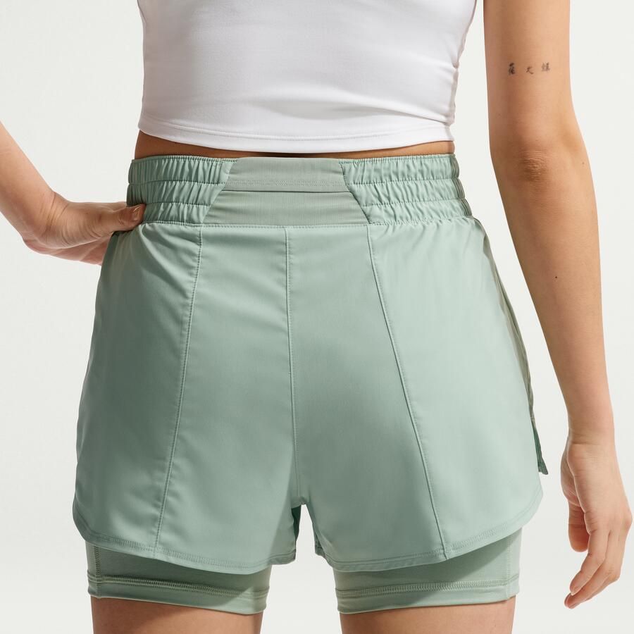 Nike One Dri-FIT 2-in-1 damesshorts met hoge taille (8 cm) Groen - Foto 3