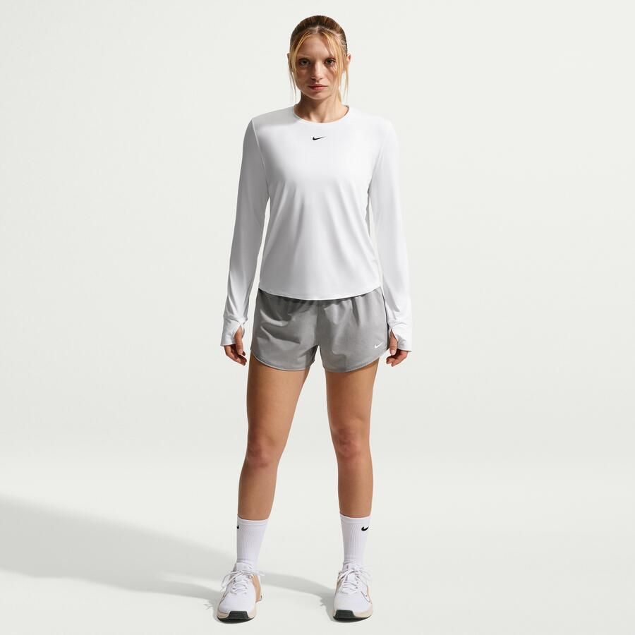 Nike One Dri-FIT damesshorts met halfhoge taille en binnenbroekje (8 cm) Grijs - Foto 4