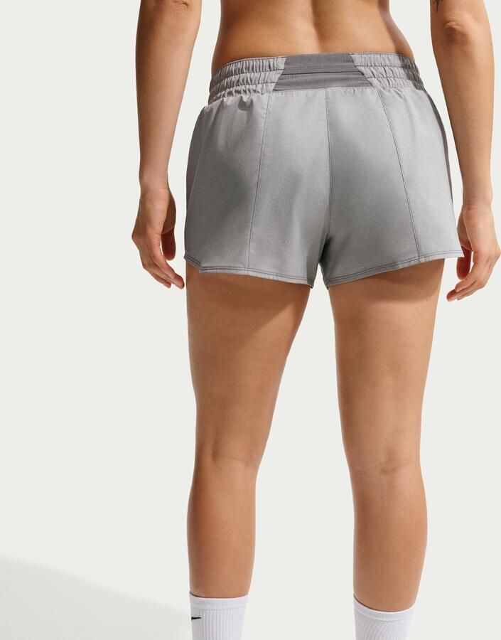 Nike One Dri-FIT damesshorts met halfhoge taille en binnenbroekje (8 cm) Grijs