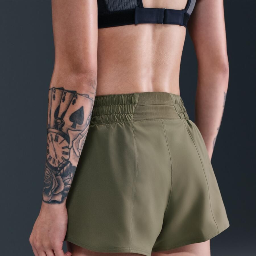 Nike One Dri-FIT damesshorts met halfhoge taille en binnenbroekje (8 cm) Groen - Foto 2