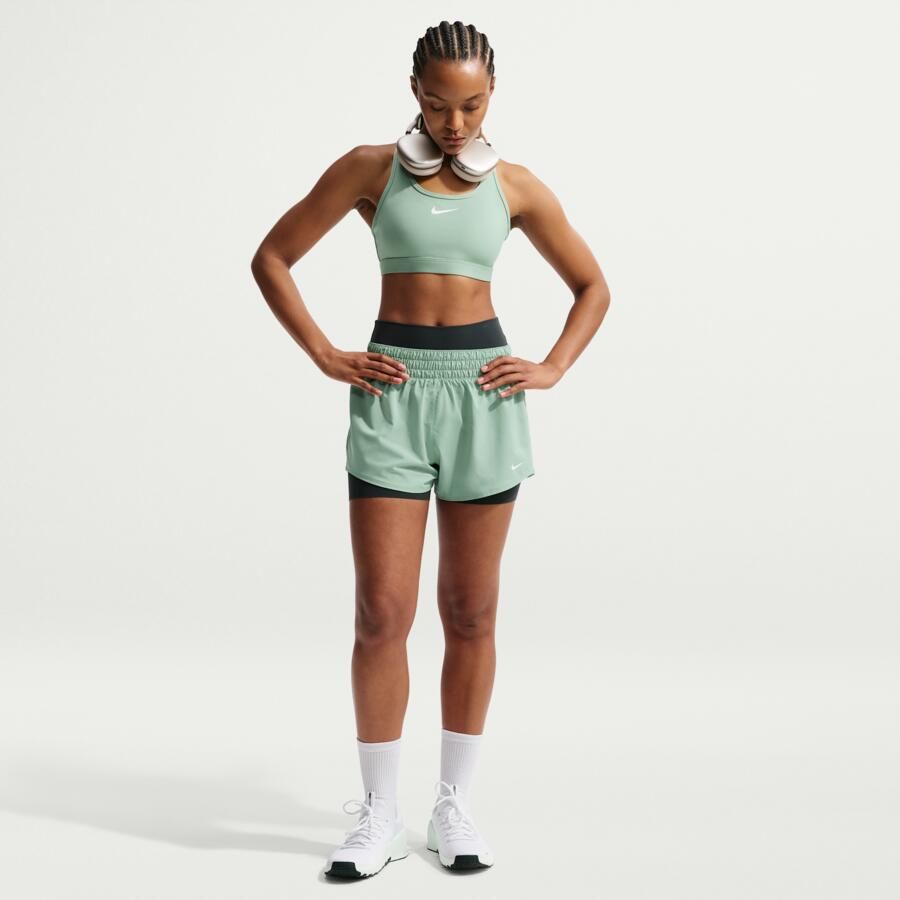 Nike One Dri-FIT damesshorts met halfhoge taille en binnenbroekje (8 cm) Groen - Foto 2
