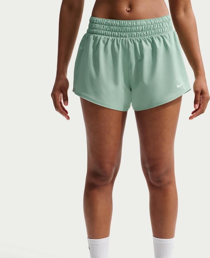 Nike One Dri-FIT damesshorts met halfhoge taille en binnenbroekje (8 cm) Groen - Foto 4