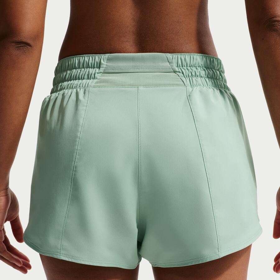 Nike One Dri-FIT damesshorts met halfhoge taille en binnenbroekje (8 cm) Groen - Foto 3
