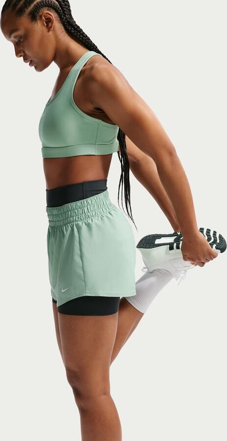 Nike One Dri-FIT damesshorts met halfhoge taille en binnenbroekje (8 cm) Groen - Foto 5