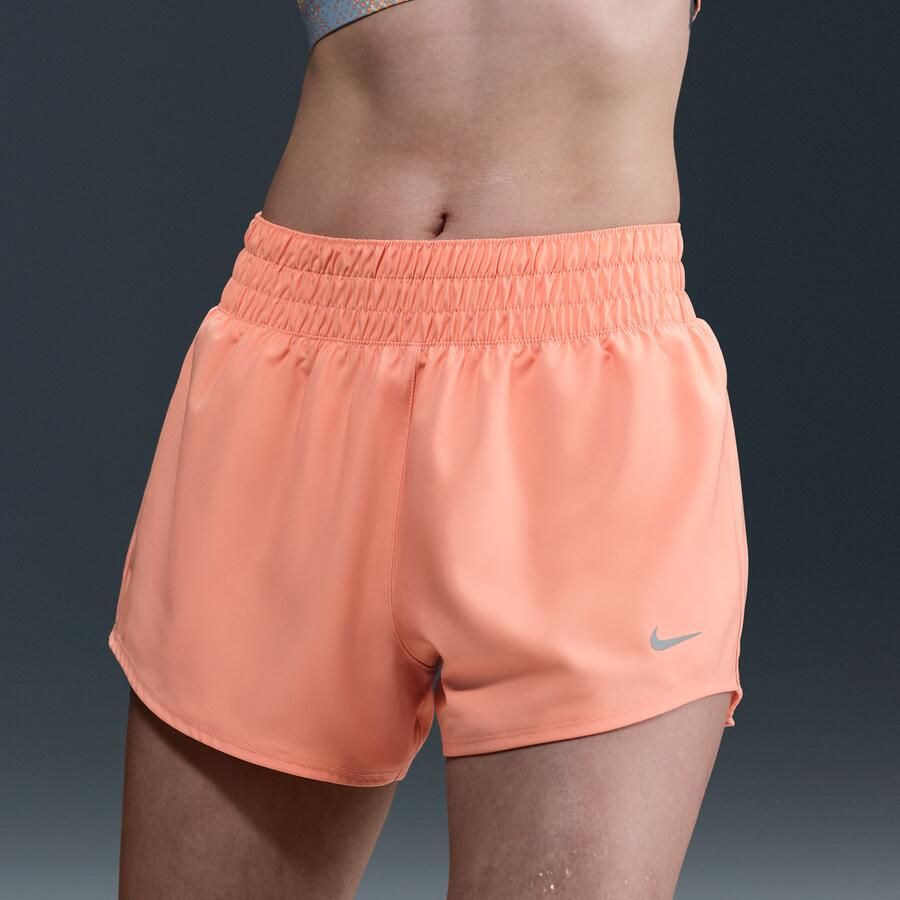 Nike One Dri-FIT damesshorts met halfhoge taille en binnenbroekje (8 cm) Oranje