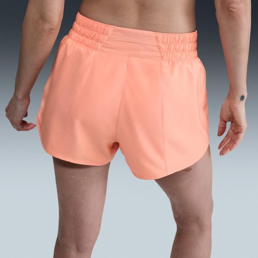 Nike One Dri-FIT damesshorts met halfhoge taille en binnenbroekje (8 cm) Oranje - Foto 2