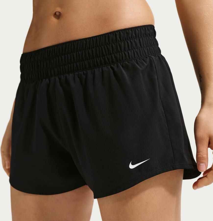 Nike One Dri-FIT damesshorts met halfhoge taille en binnenbroekje (8 cm) Zwart - Foto 3