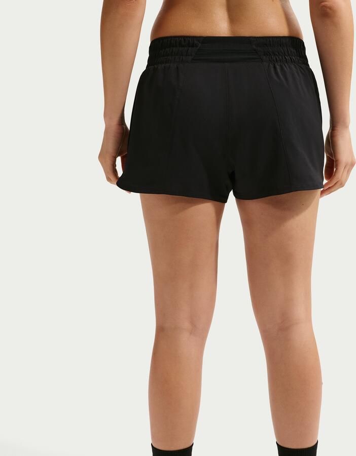 Nike One Dri-FIT damesshorts met halfhoge taille en binnenbroekje (8 cm) Zwart - Foto 5