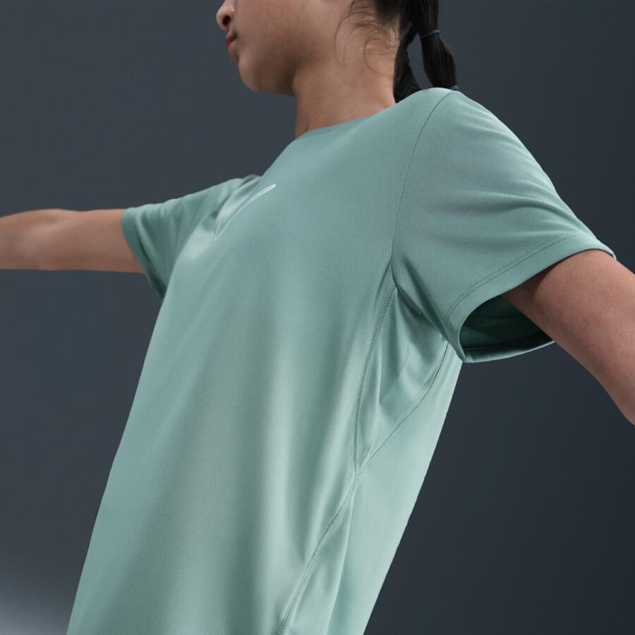 Nike One Fitted Dri-FIT top met korte mouwen voor meisjes Groen