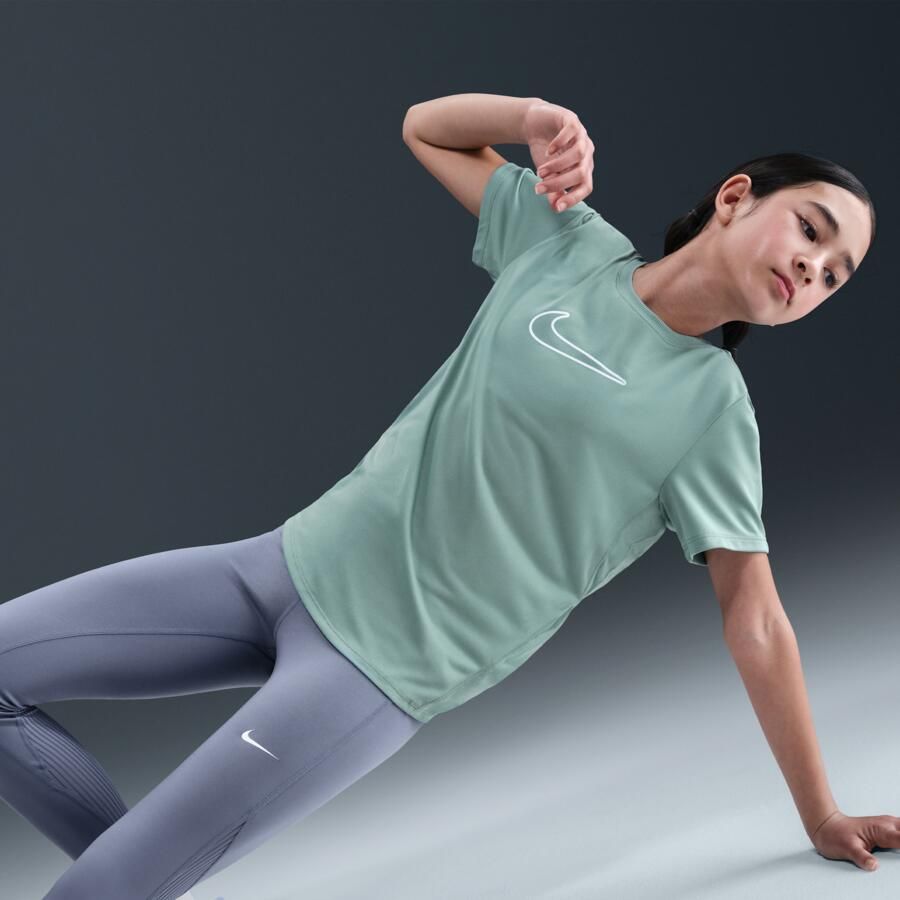 Nike One Fitted Dri-FIT top met korte mouwen voor meisjes Groen - Foto 2