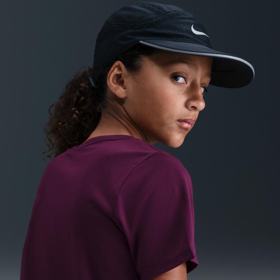 Nike One Fitted Dri-FIT top met korte mouwen voor meisjes Rood