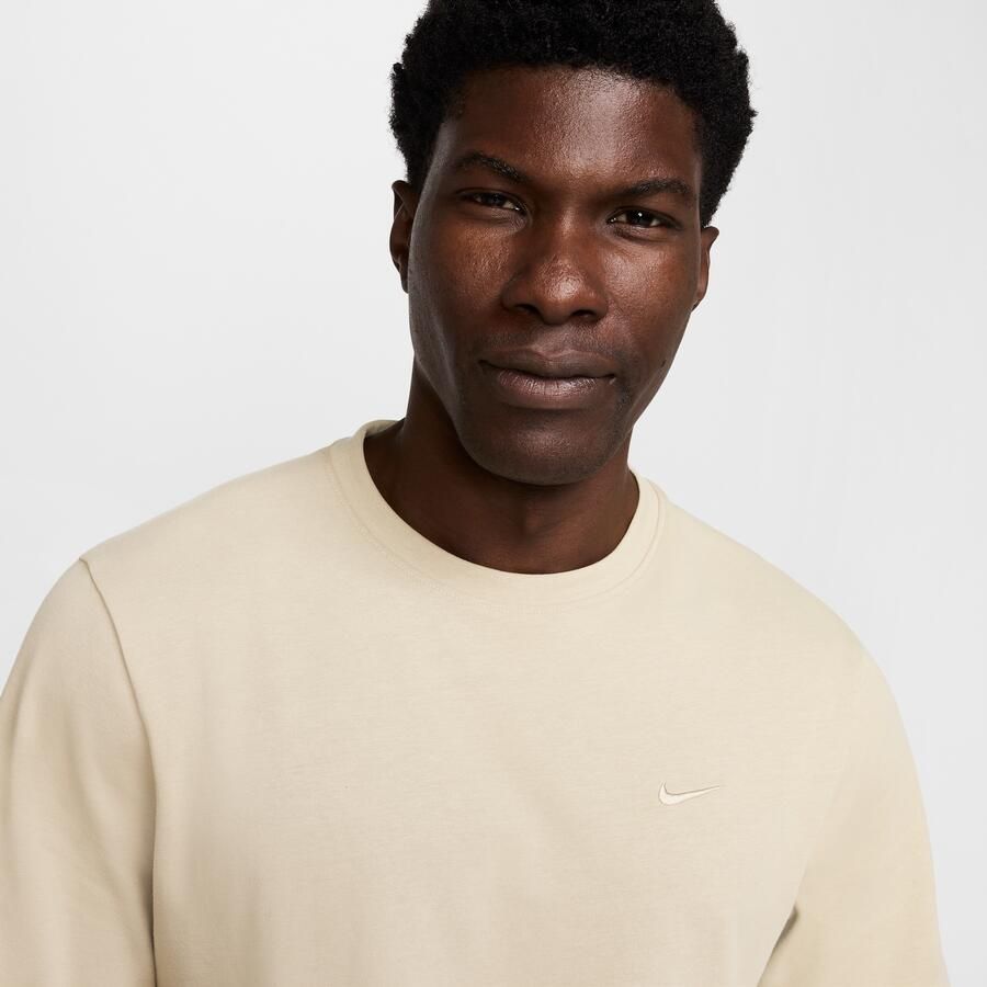 Nike Primary Dri-FIT multifunctionele herentop met korte mouwen Bruin