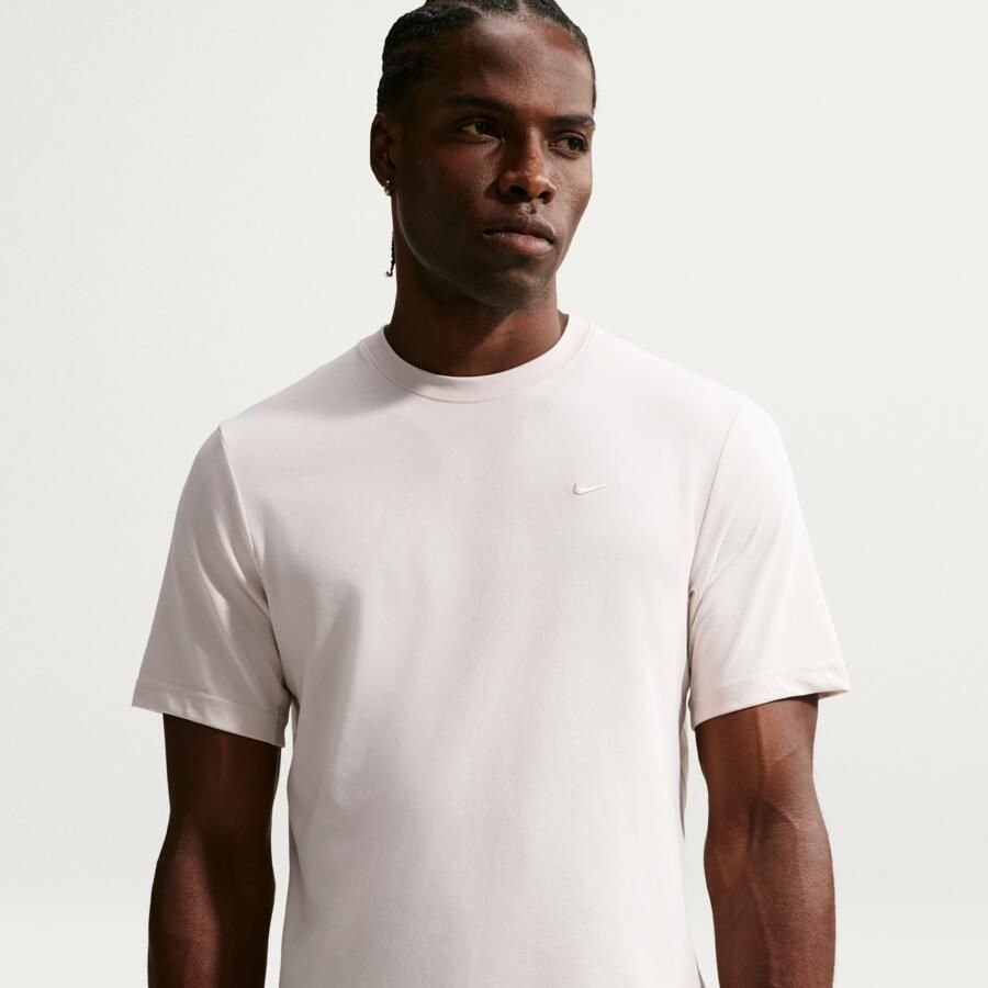 Nike Primary Dri-FIT multifunctionele herentop met korte mouwen Bruin