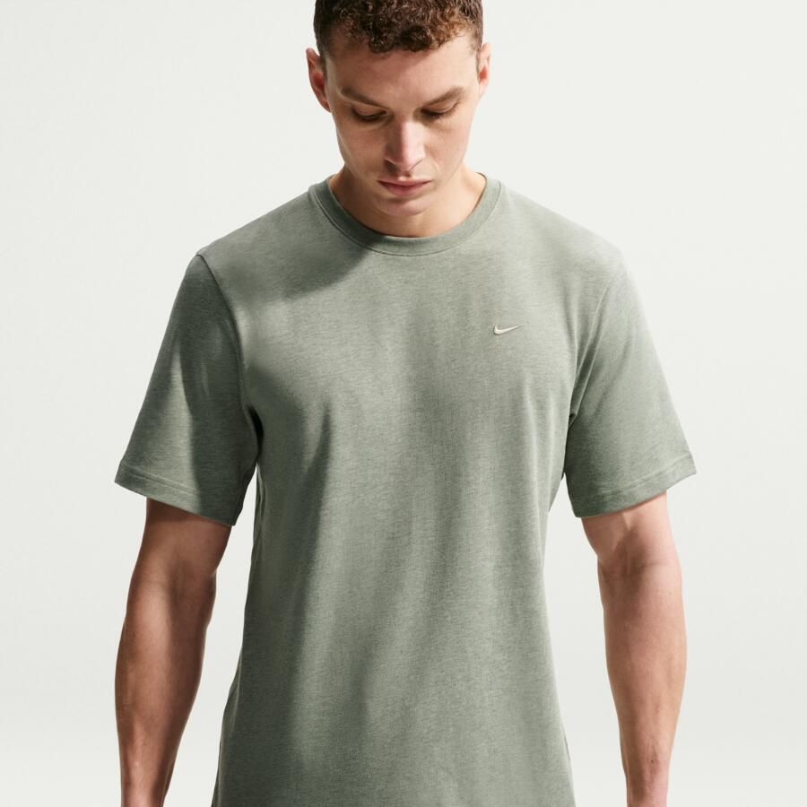 Nike Primary Dri-FIT multifunctionele herentop met korte mouwen Groen