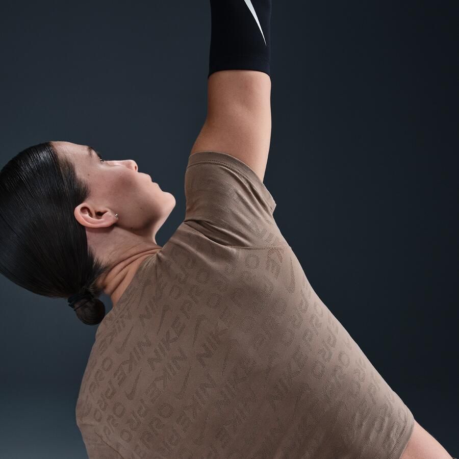 Nike Pro Dri-FIT korte damestop van jacquard met korte mouwen Bruin