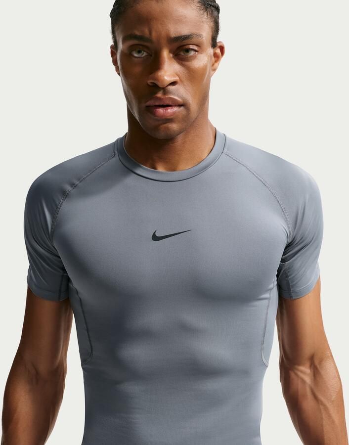 Nike Pro Dri-FIT strakke fitnesstop met korte mouwen voor heren Grijs