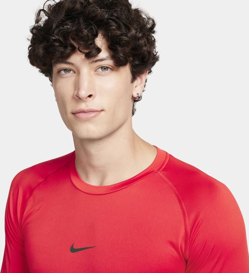 Nike Pro Dri-FIT strakke fitnesstop met lange mouwen voor heren Rood