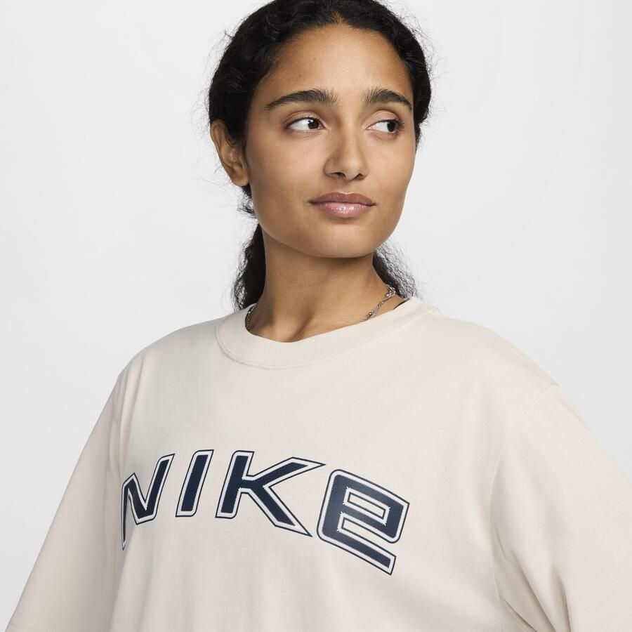 Nike ruimvallend T-shirt met korte mouwen en graphic voor dames Bruin