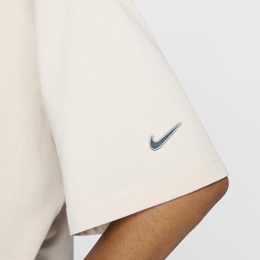 Nike ruimvallend T-shirt met korte mouwen en graphic voor dames Bruin - Foto 2