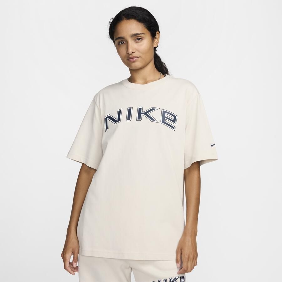 Nike ruimvallend T-shirt met korte mouwen en graphic voor dames Bruin - Foto 3
