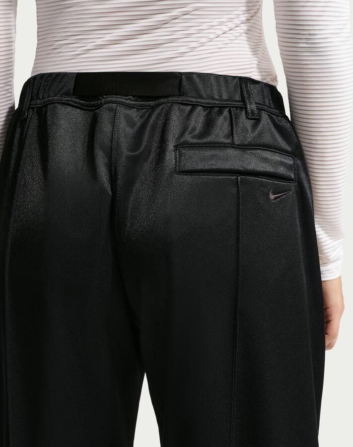 Nike ruimvallende plooibroek met riem en halfhoge taille voor dames Zwart