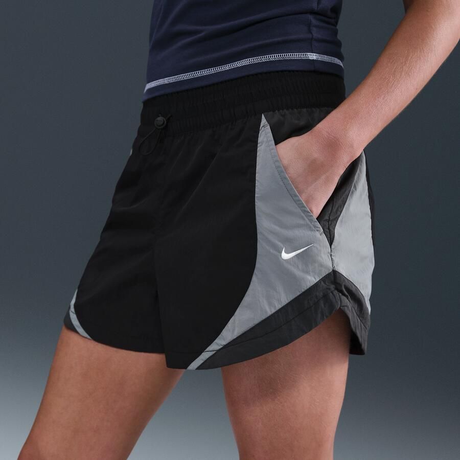 Nike ruimvallende trackshorts met halfhoge taille voor dames (8 cm) Zwart