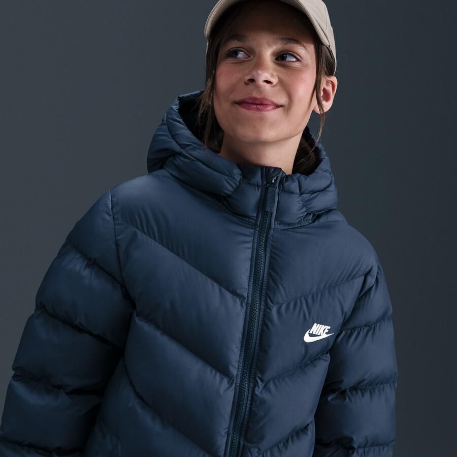 Nike Sportswear All Day Play gewatteerd Therma-FIT jack met ruime pasvorm voor kids Blauw