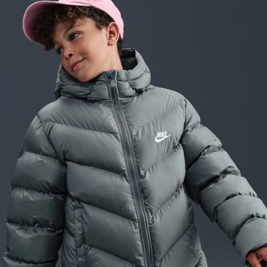 Nike Sportswear All Day Play gewatteerd Therma-FIT jack met ruime pasvorm voor kids Grijs - Foto 2