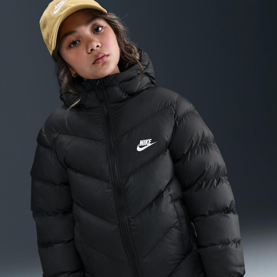 Nike Sportswear All Day Play gewatteerd Therma-FIT jack met ruime pasvorm voor kids Zwart