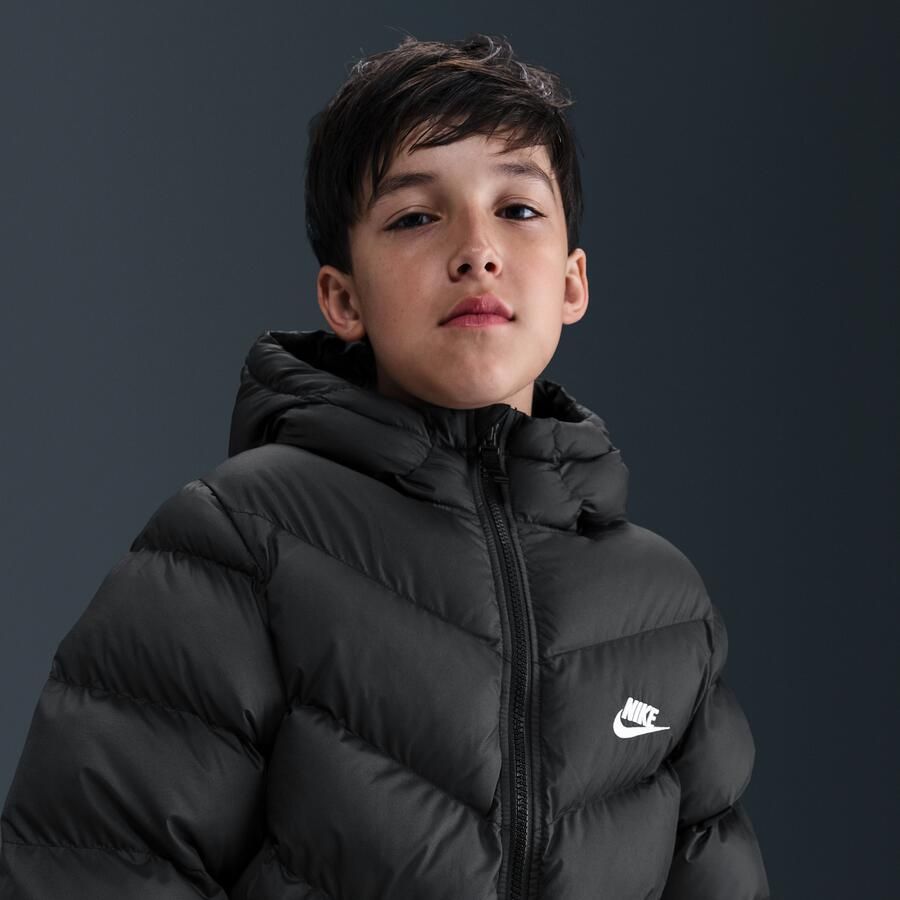 Nike Sportswear All Day Play gewatteerd Therma-FIT jack met ruime pasvorm voor kids Zwart - Foto 2