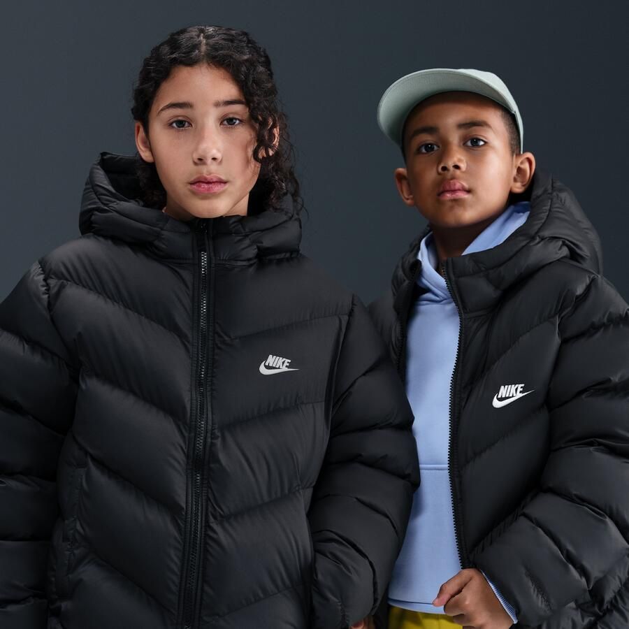 Nike Sportswear All Day Play gewatteerd Therma-FIT jack met ruime pasvorm voor kids Zwart - Foto 4