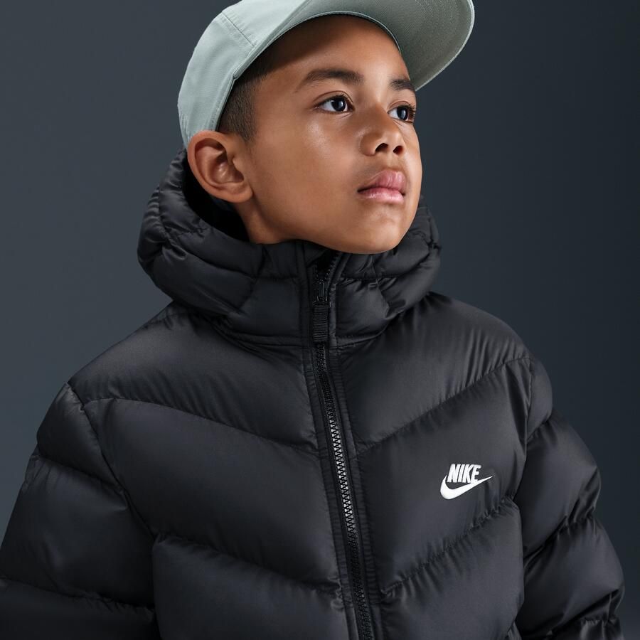 Nike Sportswear All Day Play gewatteerd Therma-FIT jack met ruime pasvorm voor kids Zwart - Foto 2
