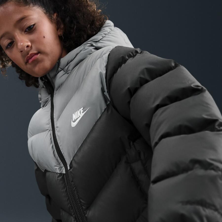 Nike Sportswear All Day Play gewatteerd Therma-FIT jack met ruime pasvorm voor kids Zwart