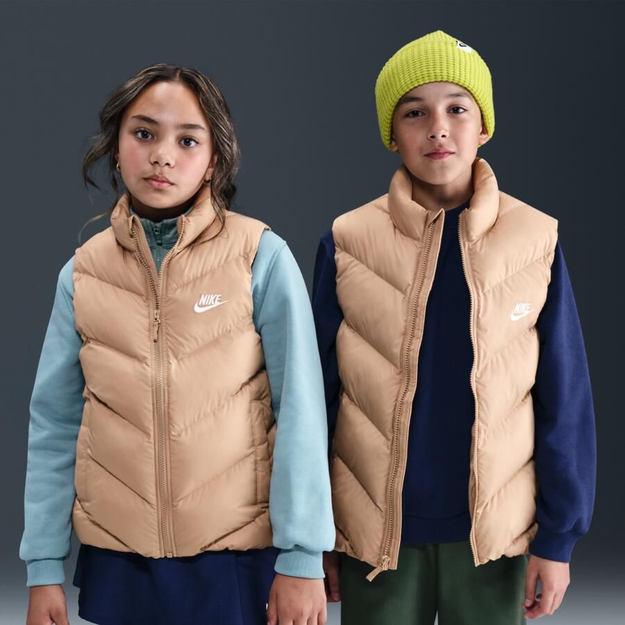Nike All Day Play gewatteerde Therma-FIT bodywarmer met ruime pasvorm voor kids Bruin - Foto 4