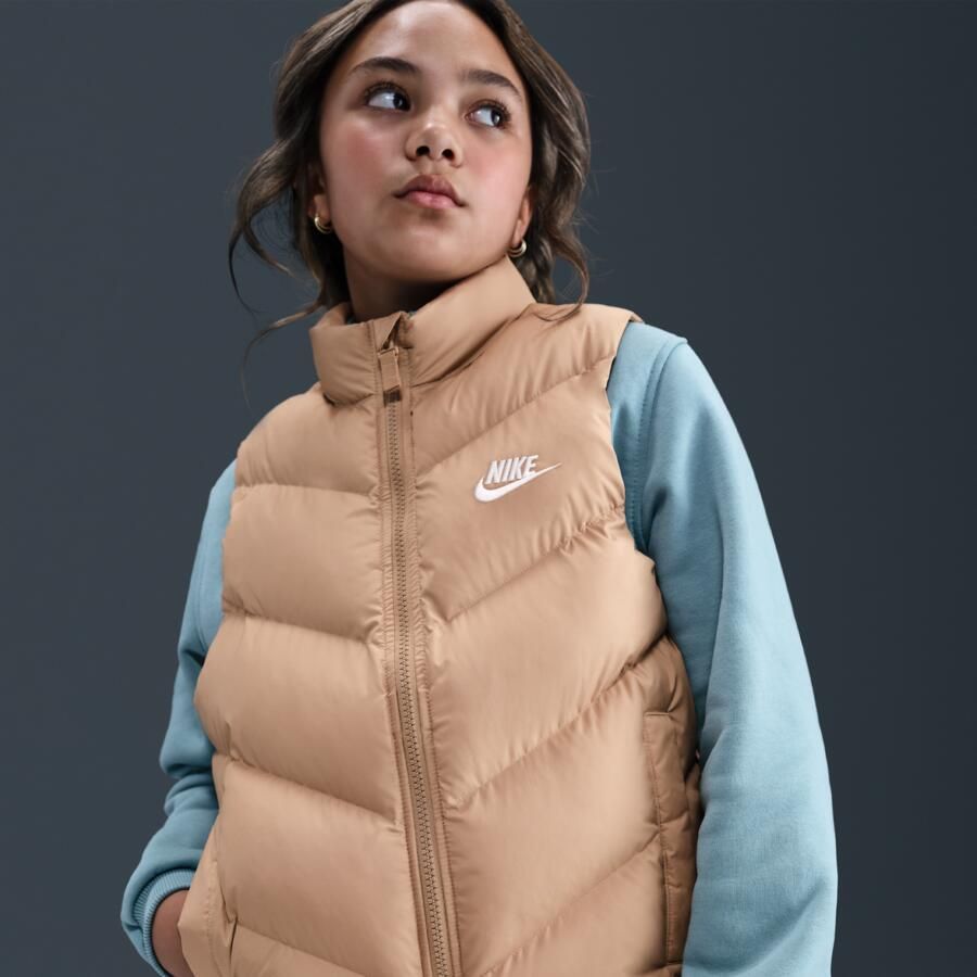 Nike All Day Play gewatteerde Therma-FIT bodywarmer met ruime pasvorm voor kids Bruin