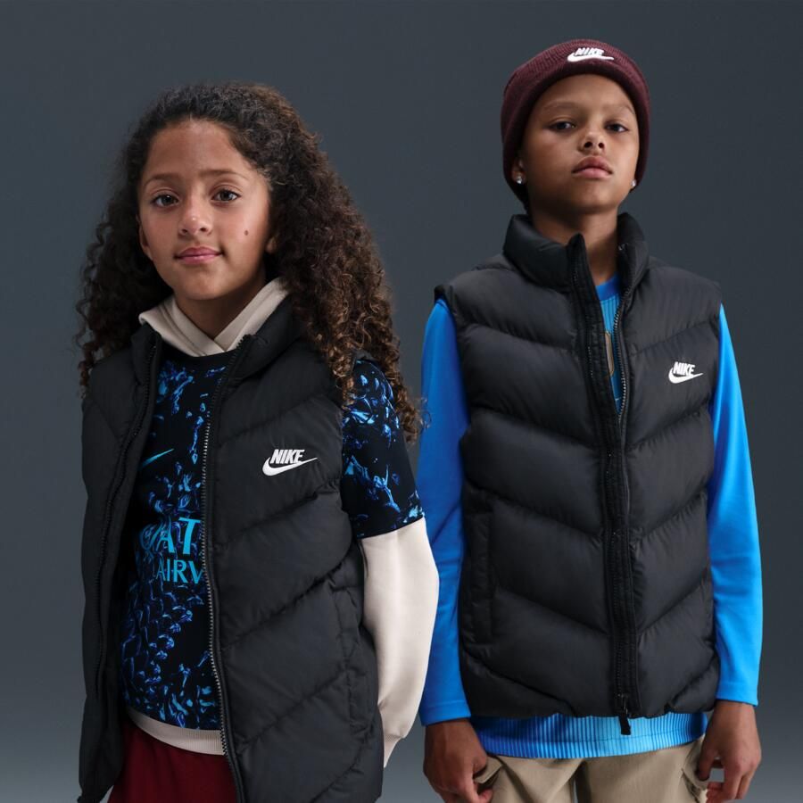 Nike Sportswear All Day Play gewatteerde Therma-FIT bodywarmer met ruime pasvorm voor kids Zwart - Foto 4