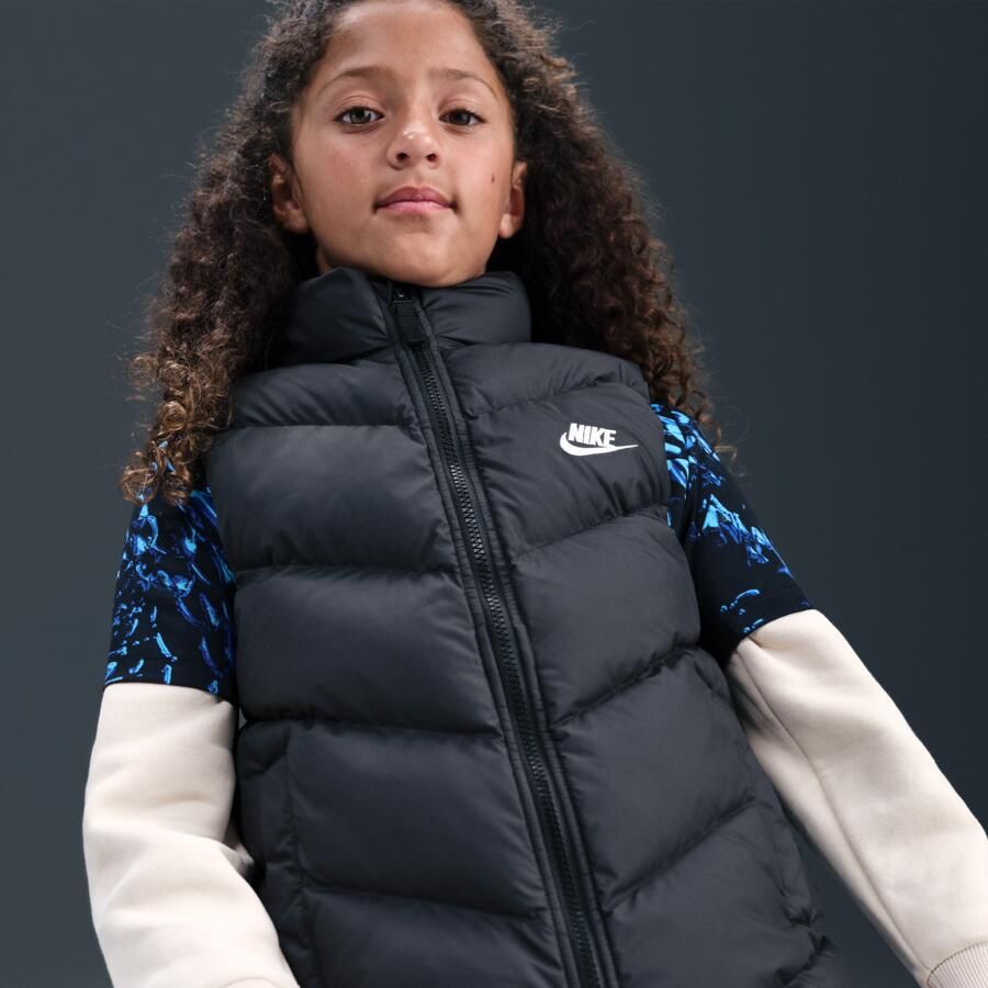 Nike Sportswear All Day Play gewatteerde Therma-FIT bodywarmer met ruime pasvorm voor kids Zwart